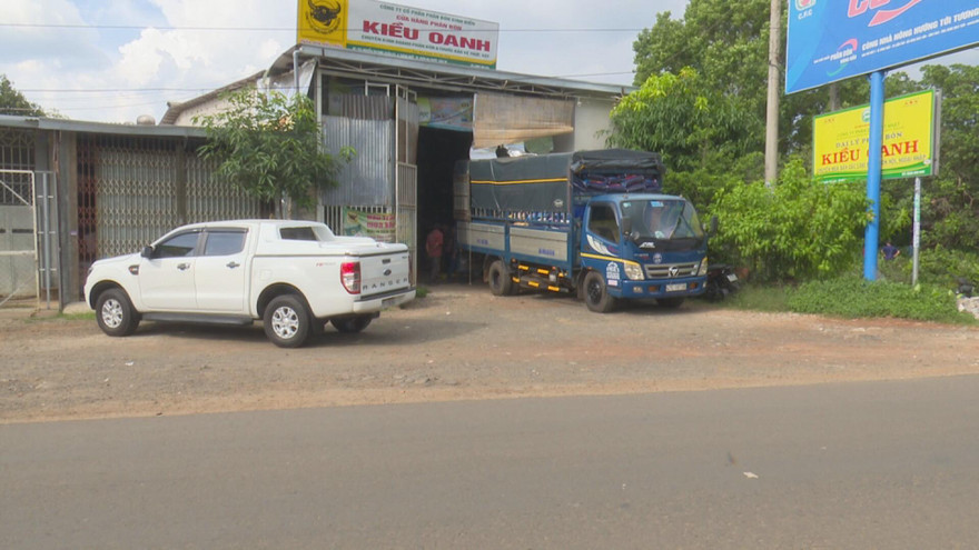 Cơ quan chức năng phát hiện bên trong kho hàng Kiều Oanh có hàng chục tấn phân bón không hóa đơn chứng từ và hết hạn sử dụng
