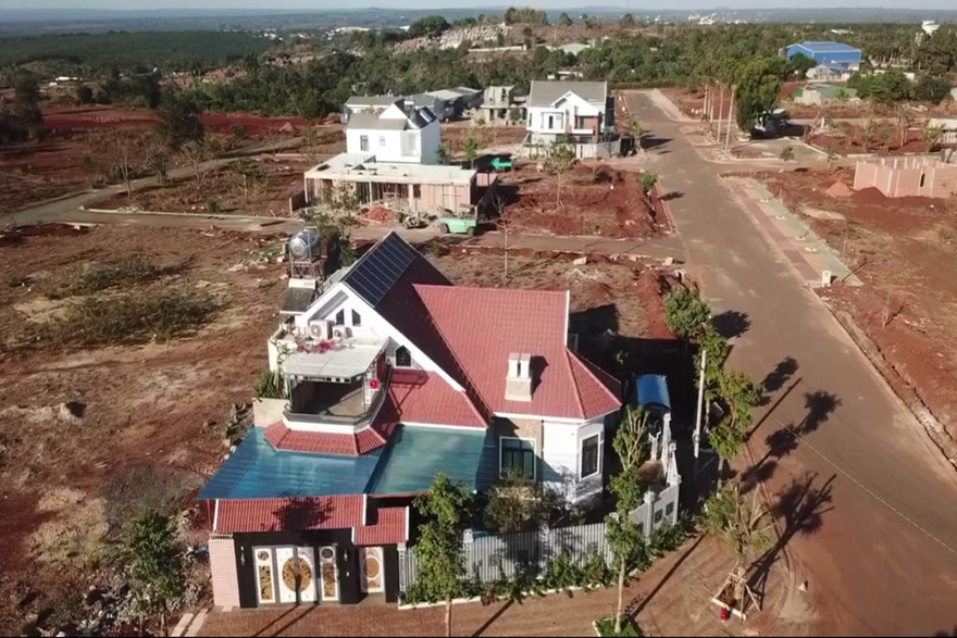 Chủ tịch UBND tỉnh Đắk Lắk Phạm Ngọc Nghị chỉ đạo các cấp rà soát những lô đất của Cty Nam Sơn. Trong ảnh, một căn biệt thự hoành tráng mọc trên đất nông nghiệp