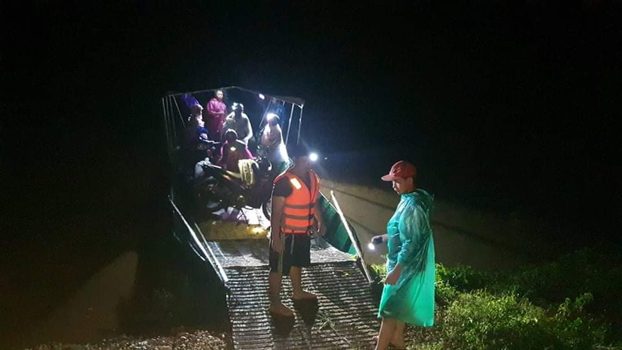 Nhiều hộ dân sống ở khu vực gần lòng hồ Krông Pắk Thượng di chuyển đến nơi an toàn