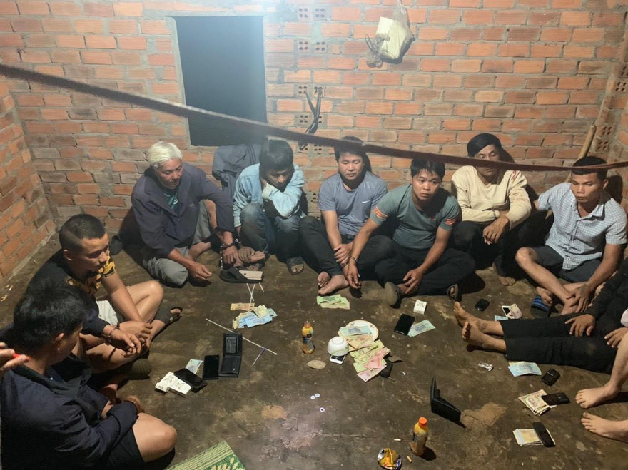 Nhóm tổ chức đánh bạc trong rẫy bị bắt quả tang