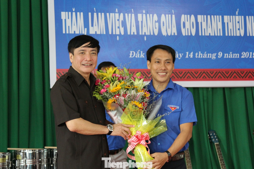 Ông Nguyễn Ngọc Hoàng (bìa phải), Phó Bí thư phụ trách Tỉnh Đoàn từ ngày 1/10 trở thành Phó Bí thư Huyện ủy Ea H’leo 