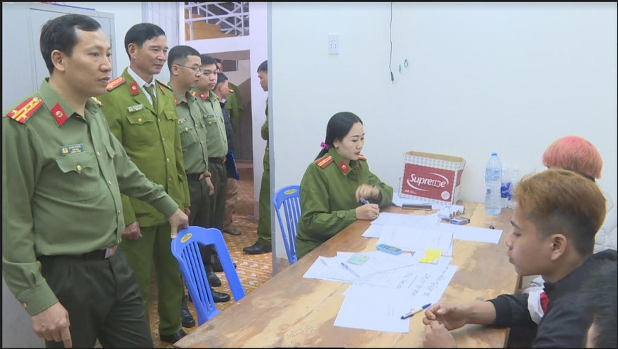 Đại tá Lê Văn Tuyến (ngoài cùng bên trái) trực tiếp chỉ huy đánh bắt các đối tượng đốt pháo trái phép