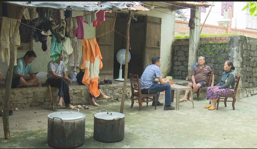 Nhiều hộ dân bị cắt giảm gạo cứu đói, hoặc không được nhận. Trong ảnh hộ bà Triệu Thị Thảo (tổ dân phố 1, thị trấn Ea T’ling) cũng nằm trong diện bị cắt giả gạo cứu trợ