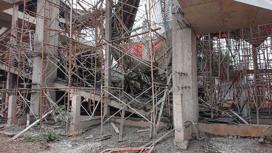 Hàng tấn sắt thép và xi măng đổ xuống