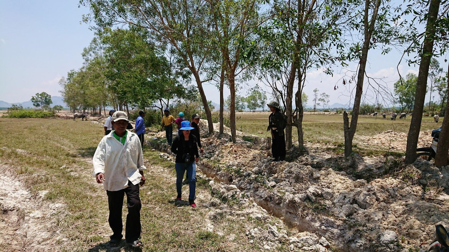 Ông Y Thiên Ktla (áo trắng) dù không có đất trong dự án nhưng vẫn được nhận tiền đền bù