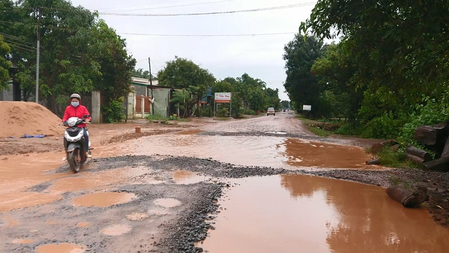 Đường vào xã Ea Lê