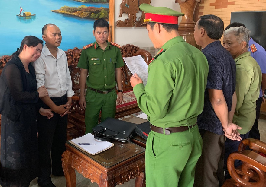 Cơ quan điều tra đọc lệnh đọc tạm giam bị can Đỗ Văn Hưu (áo trắng)