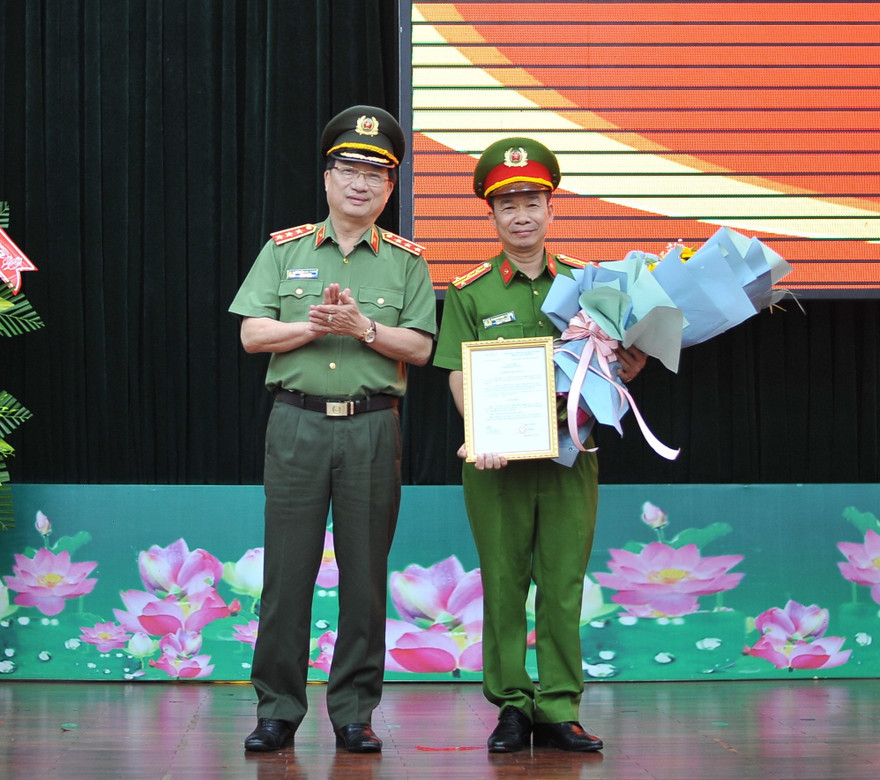 Thứ trưởng Nguyễn Văn Thành trao quyết định cho Đại tá Phạm Minh Thắng (bên phải)