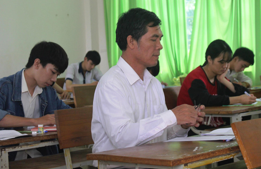 Ông Thiều chuẩn bị làm bài thi