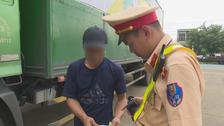 Tài xế Lập khi bị kiểm tra