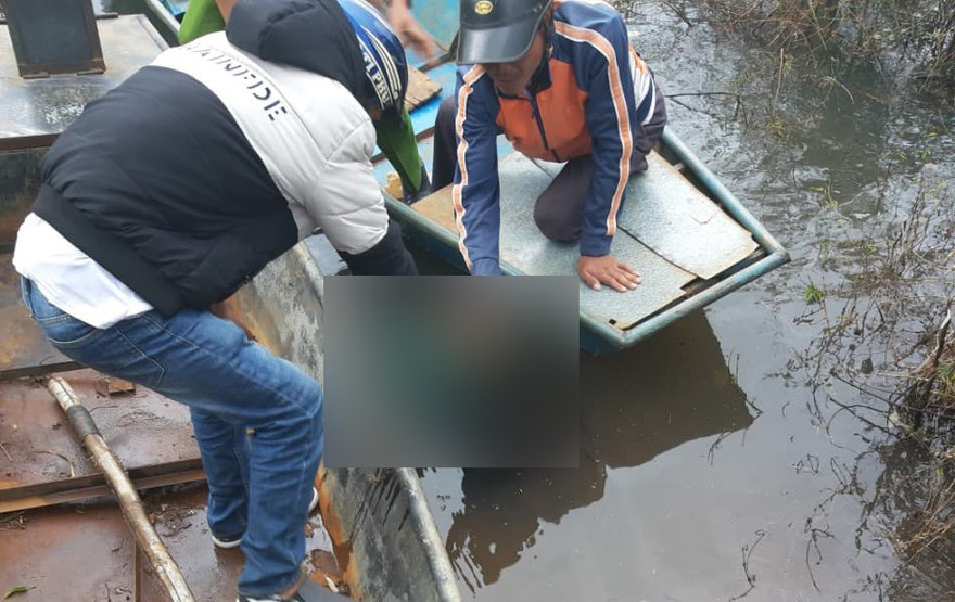 Cơ quan chức năng đưa thi thể em H lên bờ