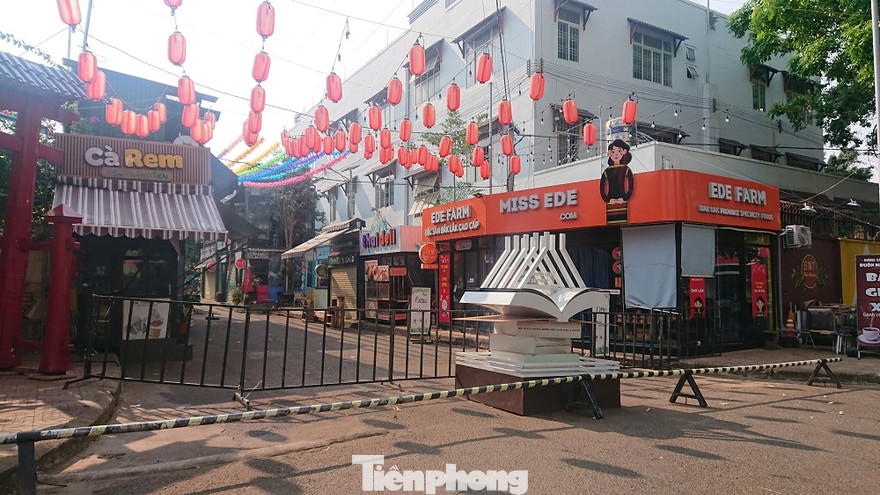 Cà phê đường sách, một trong những điểm thu hút rất đông khách đến, đã dựng hàng rào, tạm đóng cửa