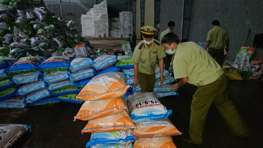 QLTT Đắk Lắk kiểm đếm số phân bón vi phạm