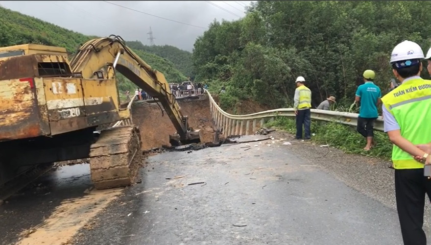 Huy động người và phương tiện khắc phục nối Quốc lộ 26 bị đứt làm đôi