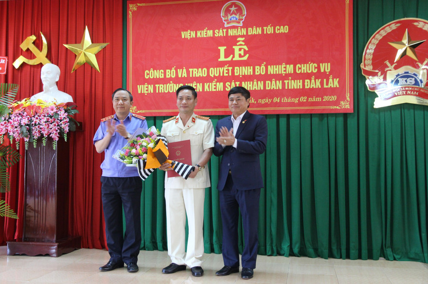 Lãnh đạo Viện KSND Tối cao và Tỉnh ủy Đắk Lắk chúc mừng tân Viện trưởng Lê Quang Tiến