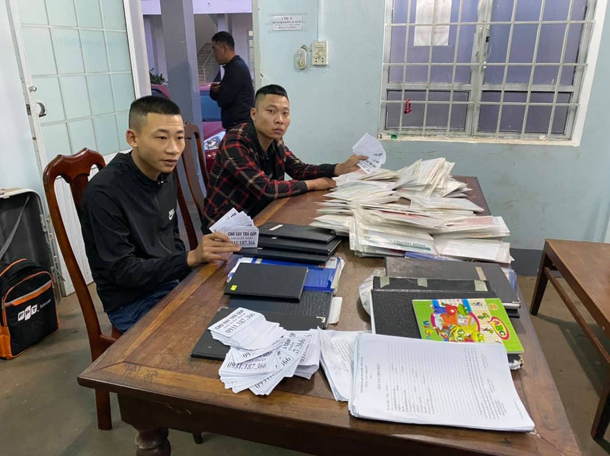 Nhóm đối tượng tại cơ quan công an