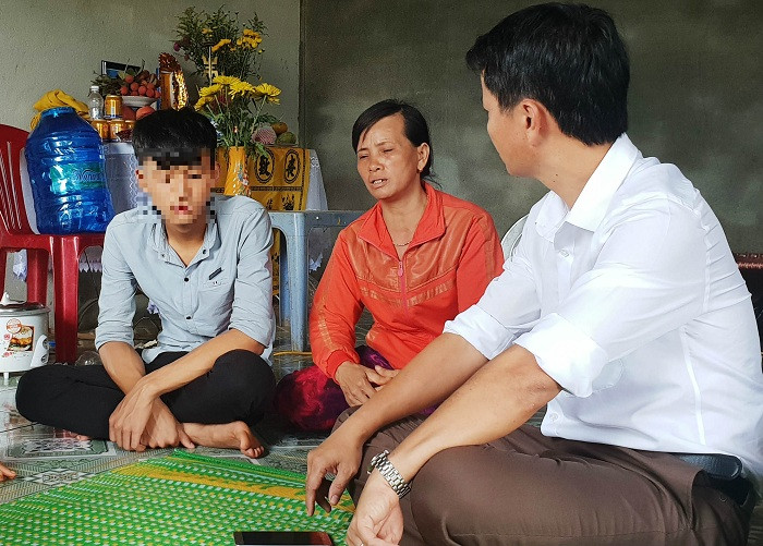 Anh Tuấn vẫn còn bàng hoàng khi mẹ em bị tử vong do tai nạn giao thông