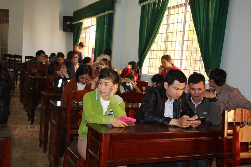 Hàng trăm giáo viên phập phồng lo âu, vì nguy cơ bị cắt hợp đồng.