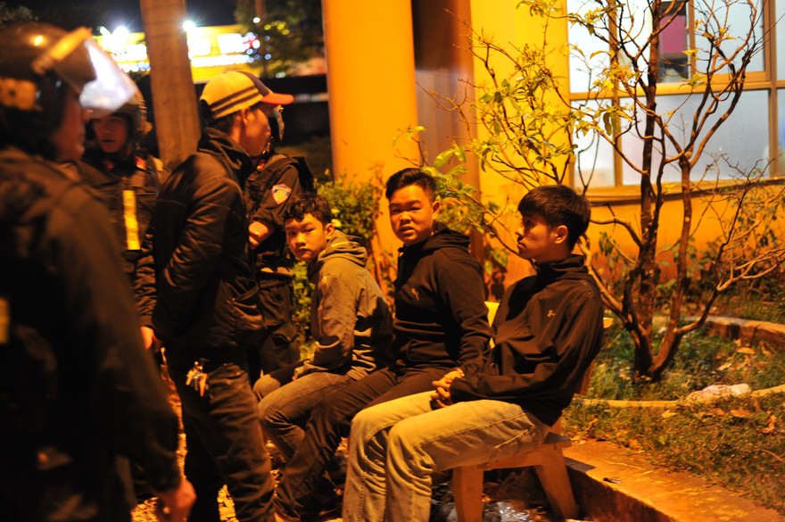 Nhóm học sinh chuẩn bị hỗn chiến thì bị ngăn chặn