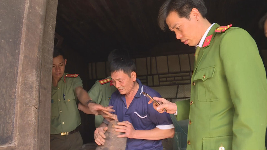 Công an tiến hành khám xét nhà ở của Phan Văn Tuấn