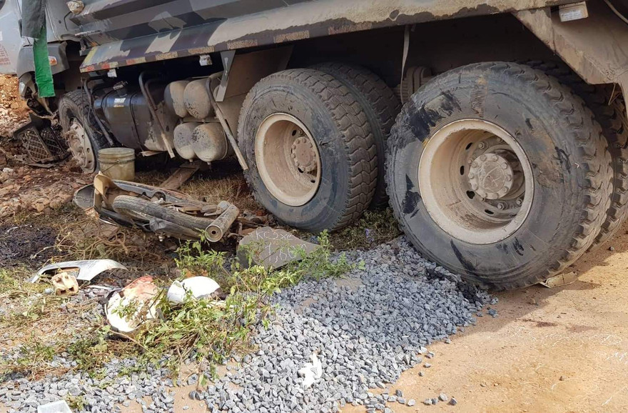 Chiếc xe máy bị cán nát bét