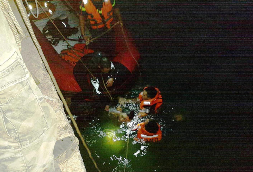 Cơ quan chức năng đưa thi thể đôi nam nữ lên bờ