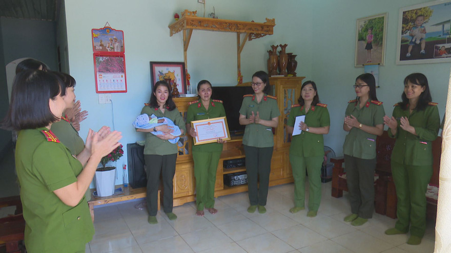 Đoàn cán bộ Công an tỉnh đến thăm gia đình đại úy H’Tinh H’Wing