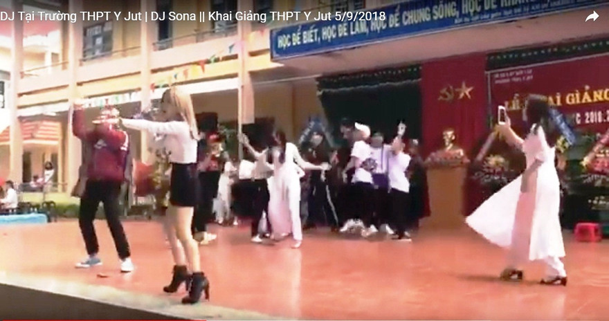 Khung cảnh "quẩy lên nào" tại buổi lễ khai giảng trường THPT Y út (ảnh cắt từ clip)