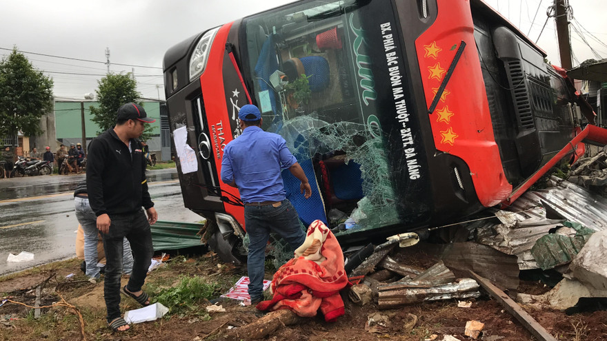 Hiện trường vụ lật xe khách