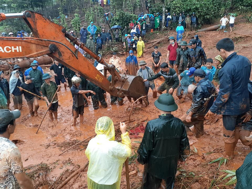 Cơ quan chức năng tìm kiếm thi thể cả gia đình anh Trần Văn H. bị chôn vùi