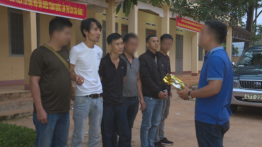 Nhóm đối tượng và tang vật vụ vận chuyển 1,8 kg ma túy