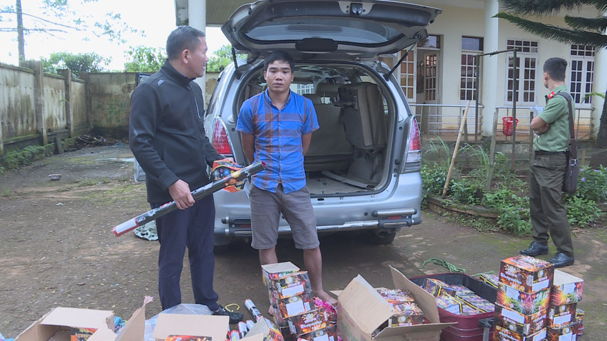 Đối tượng Văn (áo xanh) cùng với tang vật