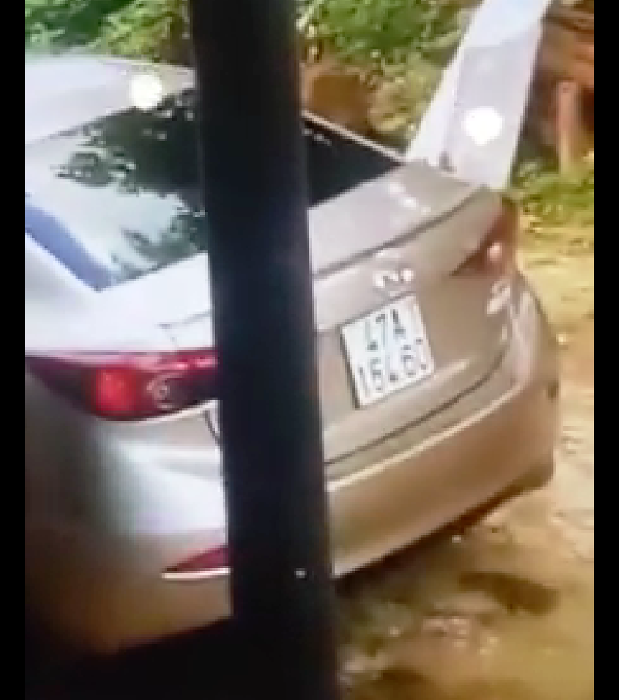 Chiếc e ô tô đậu trong khuôn viên nhà nghỉ