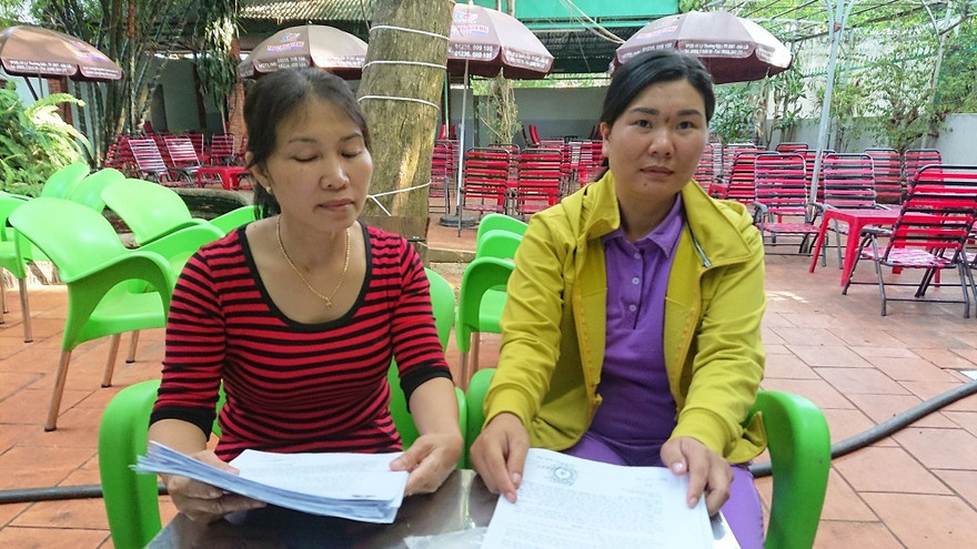 Chị H (phải). và mẹ của ông H. phản ánh chiến sĩ trại tạm giam “xù nợ"