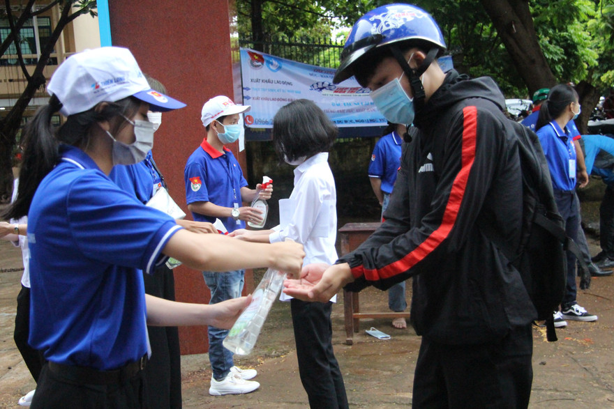 Các thí đều đeo khẩu trang và vệ sinh tay trước khi vào phòng dự thi. 