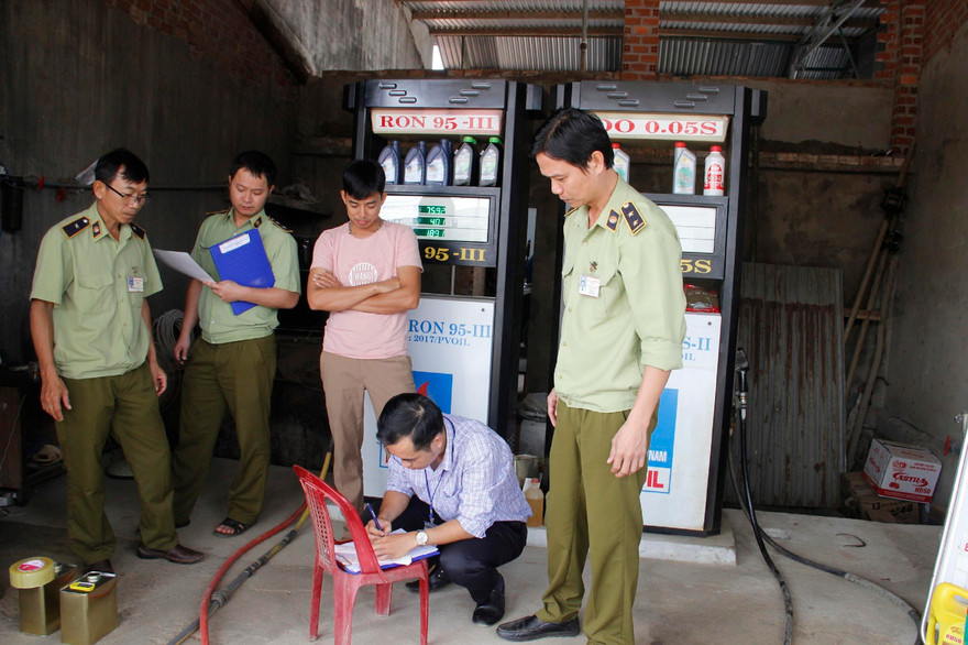 Cơ quan chức năng tỉnh Đắk Lắk kiểm tra các cơ sở kinh doanh xăng dầu (Ảnh: A.X)