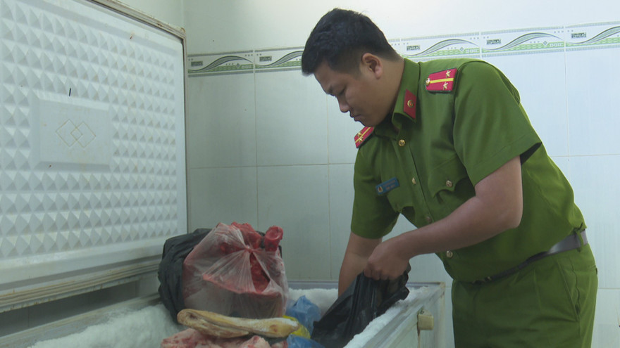 Công an kiểm tra cơ sở hô biến thịt heo thành thịt bò