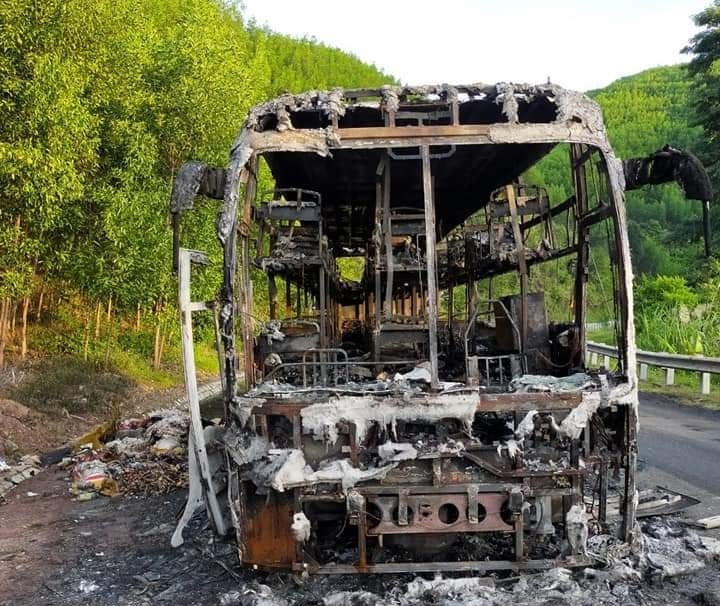 Chiếc xe khách bị cháy trơ khung
