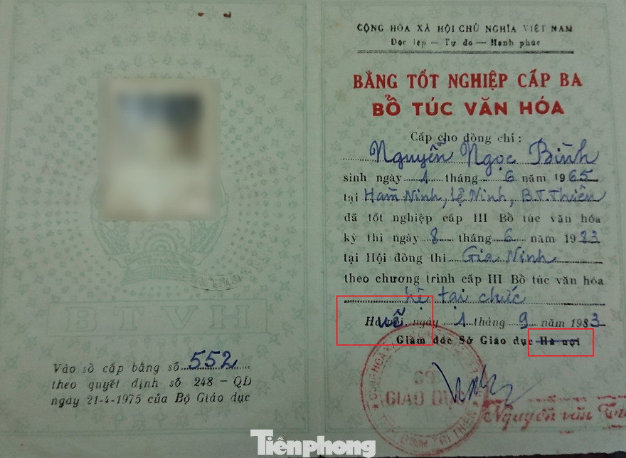 Bằng cấp 3 của ông Bình bị gạch tên địa phương từ "Hà Nội" viết chèn "Huế" vào (ông vuông màu đỏ)
