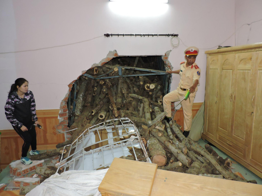 Gỗ đổ la liệt phòng ăn cua gia đình anh Sang