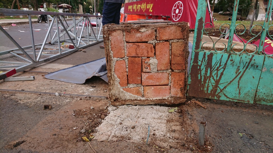 Cổng chào Bảo tàng tỉnh Đắk Lắk bị đổ, lộ rõ cách dựng cổng cực kỳ cẩu thả, sơ sài