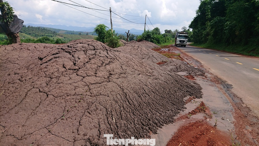 Chất thải đổ sat Quốc lộ 28