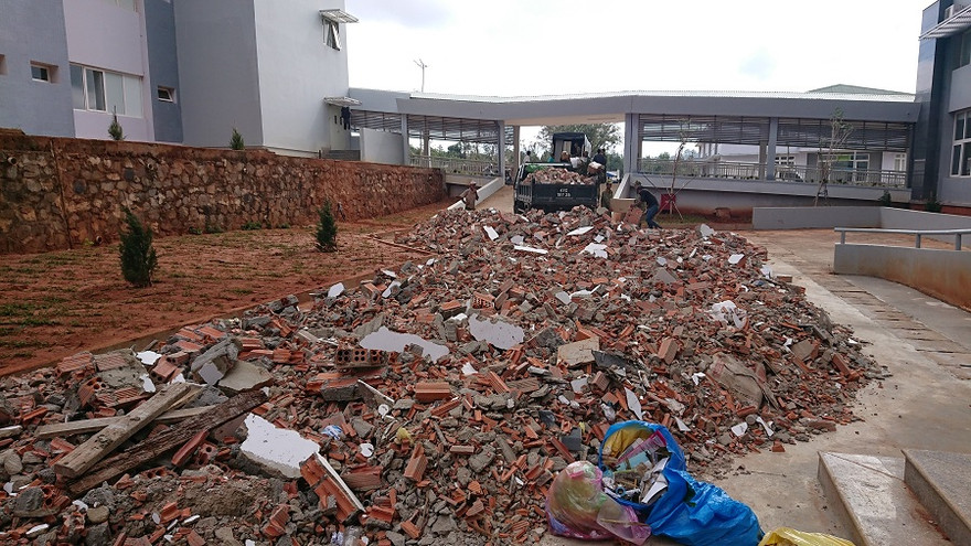 Cảnh đập phá sửa chữa vẫn tiếp tục diễn ra tại BV Đa khoa Vùng Tây Nguyên