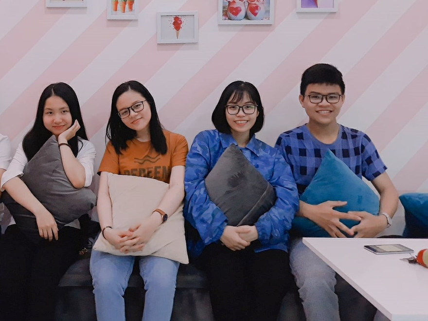 Lúc căng thẳng, Dũng cùng bạn đi chơi để xả stress 