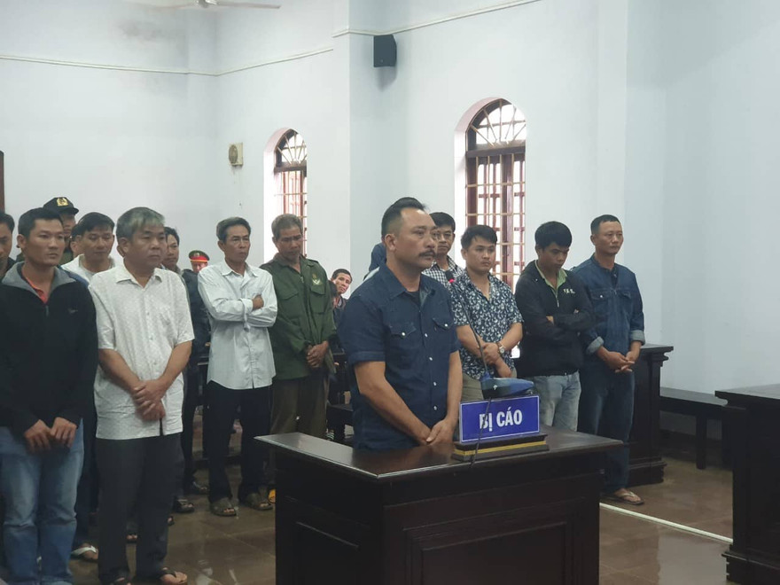 Phượng "râu" và các bị cáo khác tại phiên xét xử sơ thẩm