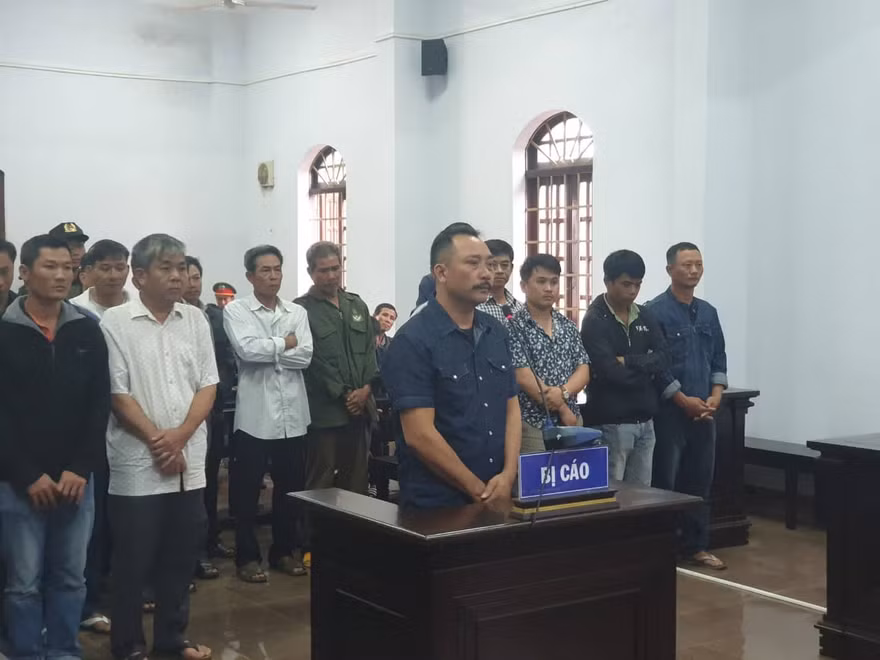 Phượng "râu" và các bị cáo khác tại phiên xét xử sơ thẩm