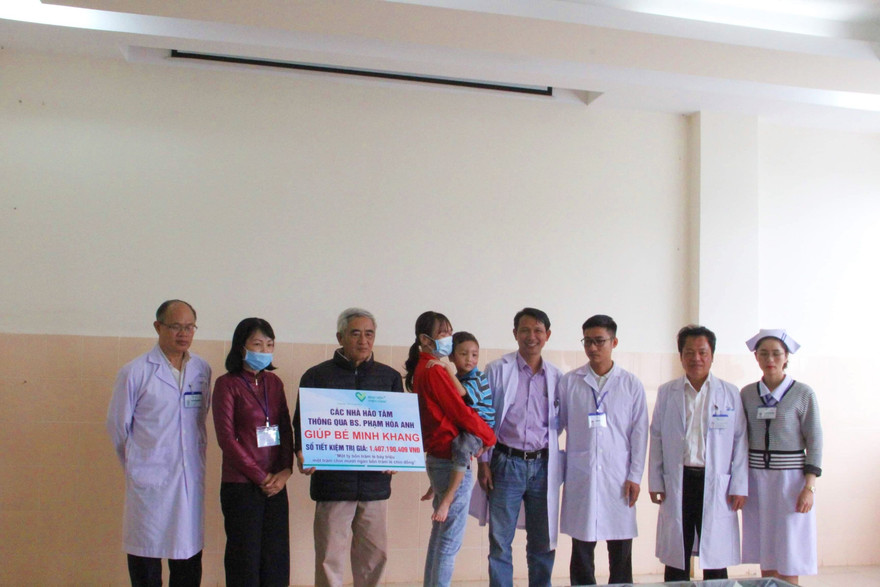 Làm thủ tục xuất viện và trao hơn 1,4 tỷ đồng cho gia đình K