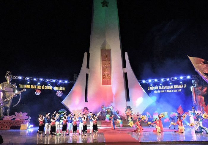 Hơn 2.000 đoàn viên thắp nến tri ân các anh hùng liệt sĩ