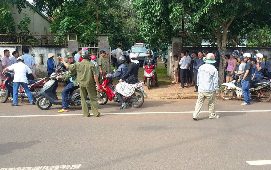 Người dân hiếu kì có mặt tại hiện trương