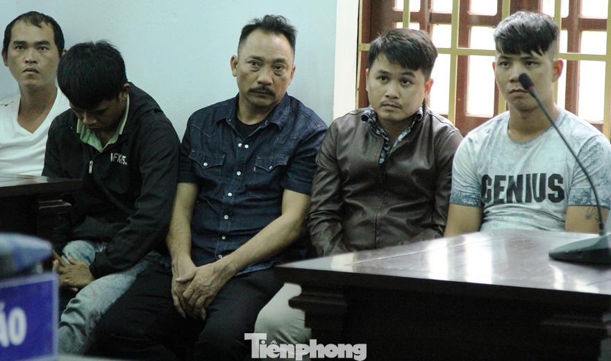 Phan Hữu Phượng (ở giữa) tại phiên xét xử sơ thẩm